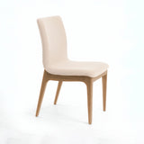 Silla acolchada con patas de madera en color vainilla.