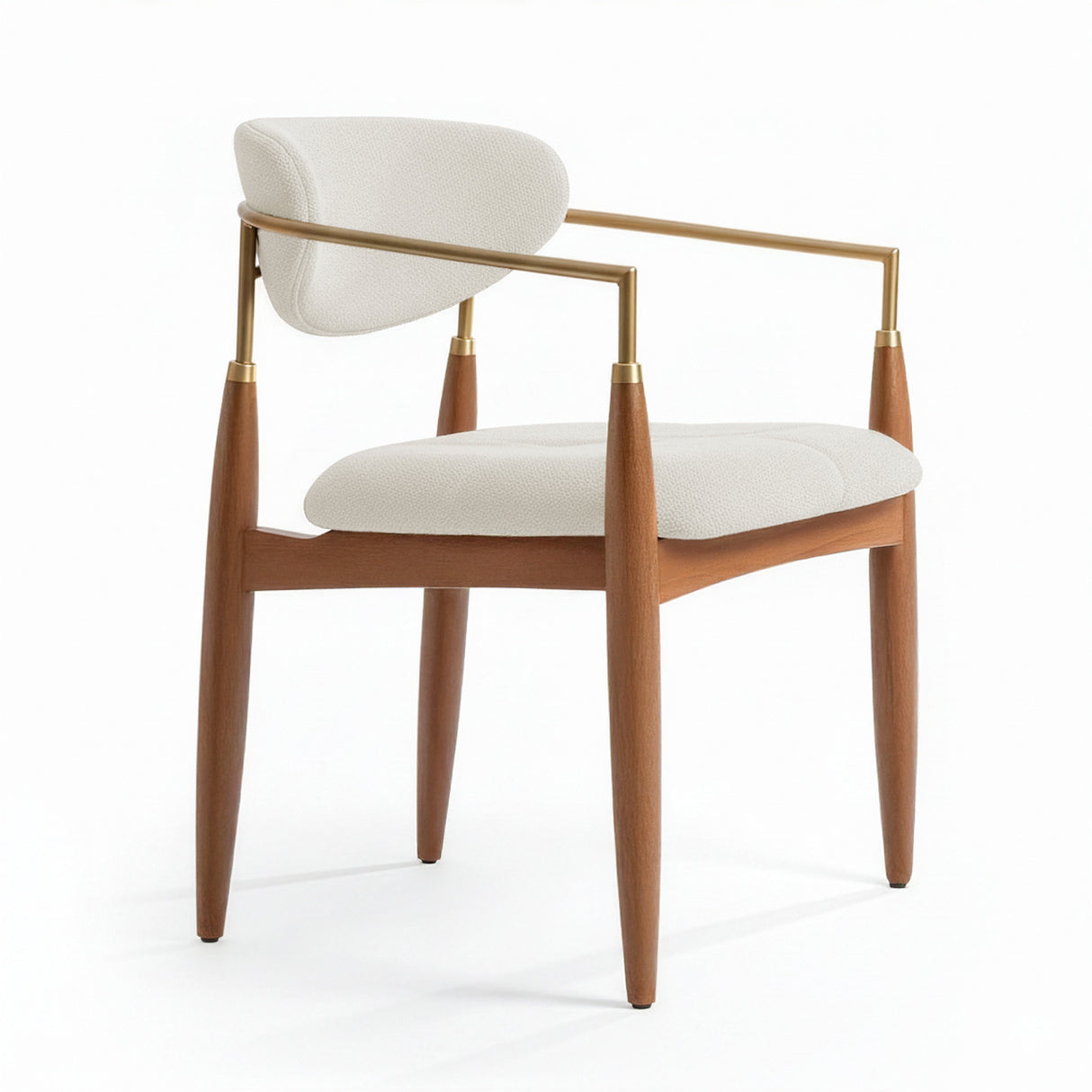 Silla acolchada de madera con brazo de acero colorvainilla claro.