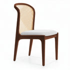 Silla con respaldo tejido artesanal de junco y asiento acolchado.