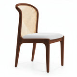 Silla con respaldo tejido artesanal de junco y asiento acolchado.
