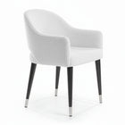 Silla acolchada con respaldo abierto color gris claro.