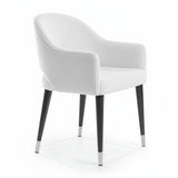 Silla acolchada con respaldo abierto color gris claro.