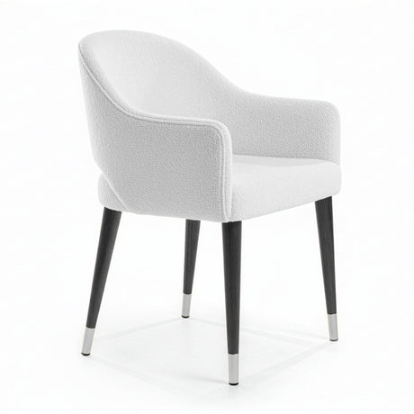 Silla acolchada con respaldo abierto color gris claro.
