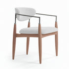 Silla acolchada de madera con brazo de acero color gris claro.