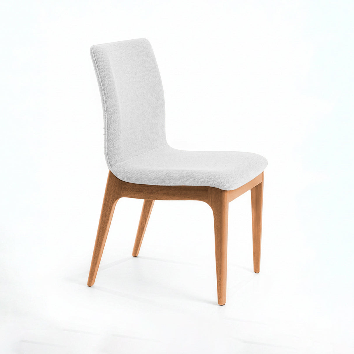 Silla acolchada con patas de madera en color gris claro.
