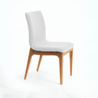 Silla acolchada con patas de madera en color gris claro.