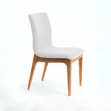 Silla acolchada con patas de madera en color gris claro.