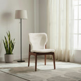Silla de madera con asiento y respaldo acolchado ergonómico color beige claro.