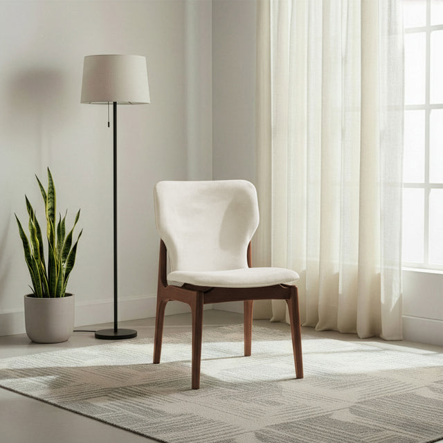 Silla de madera con asiento y respaldo acolchado ergonómico color beige claro.
