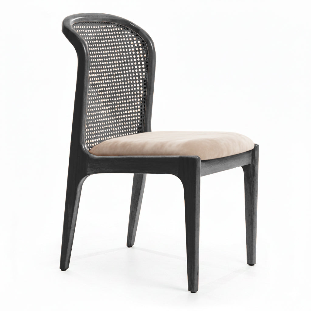 Silla con respaldo tejido artesanal de junco negro y asiento acolchado.