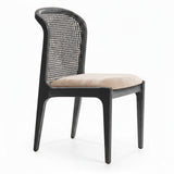 Silla con respaldo tejido artesanal de junco negro y asiento acolchado.