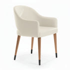 Silla acolchada con respaldo abierto color beige claro.