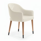 Silla acolchada con respaldo abierto color beige claro.