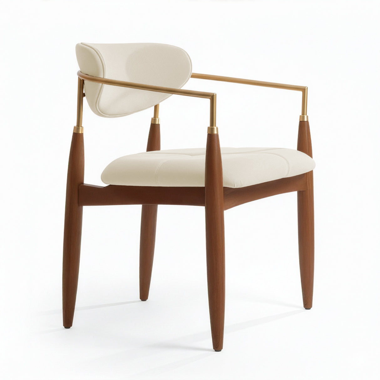 Silla acolchada de madera con brazo de acero color beige claro.