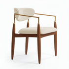 Silla acolchada de madera con brazo de acero color beige claro.