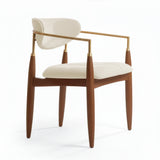 Silla acolchada de madera con brazo de acero color beige claro.