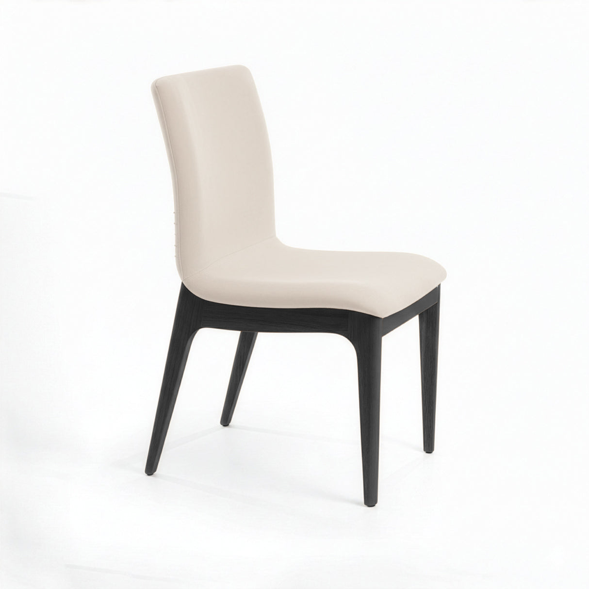 Silla acolchada con patas de madera en color beige claro.