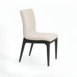 Silla acolchada con patas de madera en color beige claro.