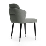 Silla con respaldo curvo, patas de madera con detalles en acero.