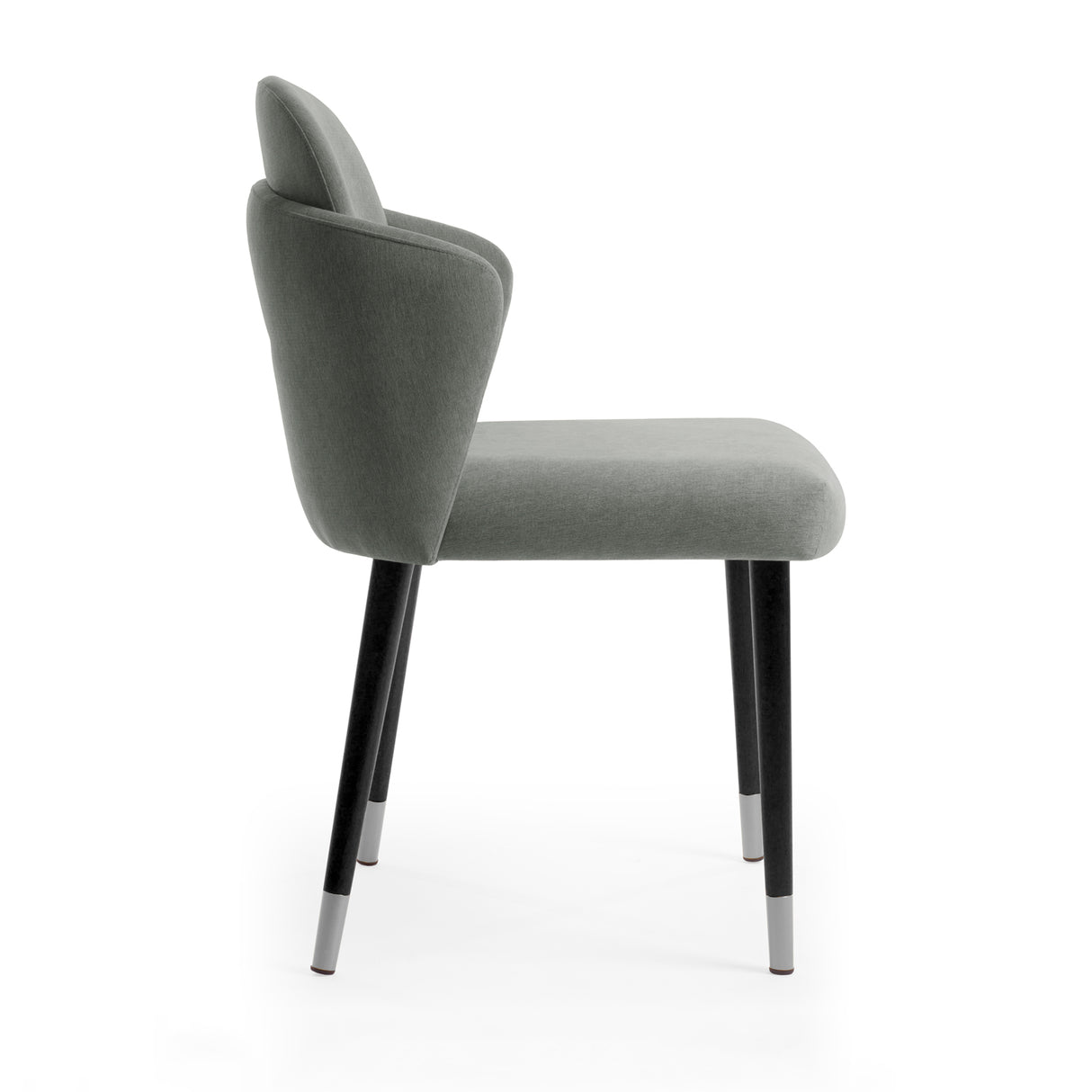 Silla con respaldo curvo, patas de madera con detalles en acero.