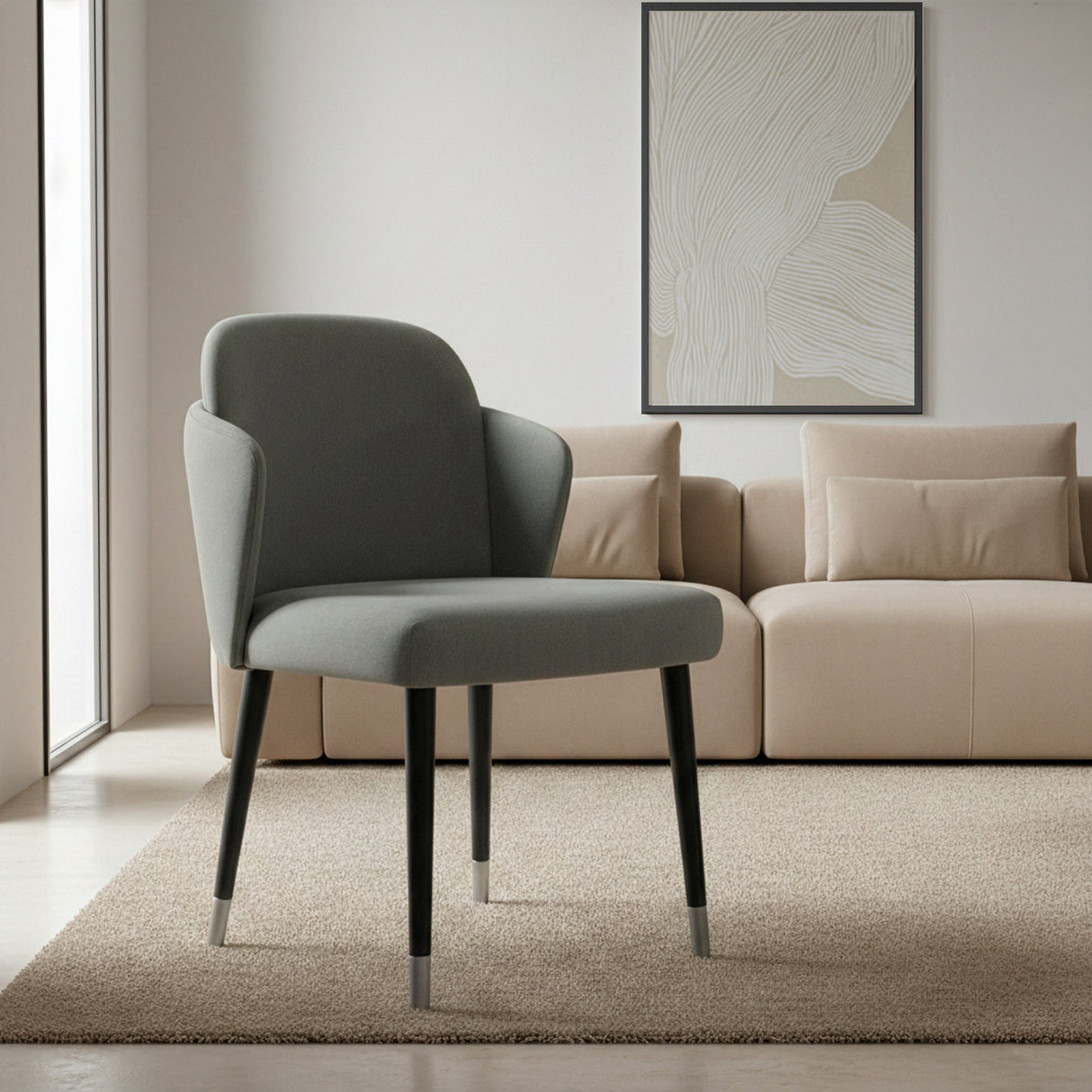 Silla con respaldo curvo, patas de madera con detalles en acero.