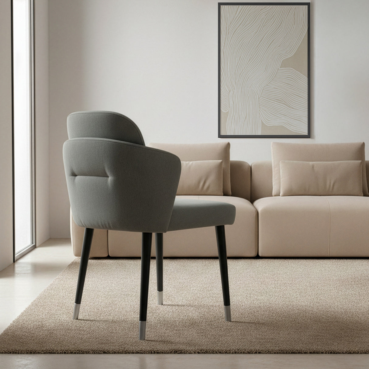 Silla con respaldo curvo, patas de madera con detalles en acero.