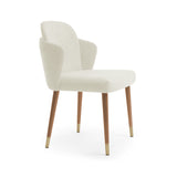 Silla con respaldo curvo, patas de madera con detalles en acero.