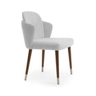 Silla con respaldo curvo, patas de madera con detalles en acero.