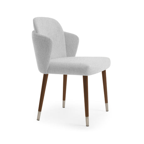 Silla con respaldo curvo, patas de madera con detalles en acero.