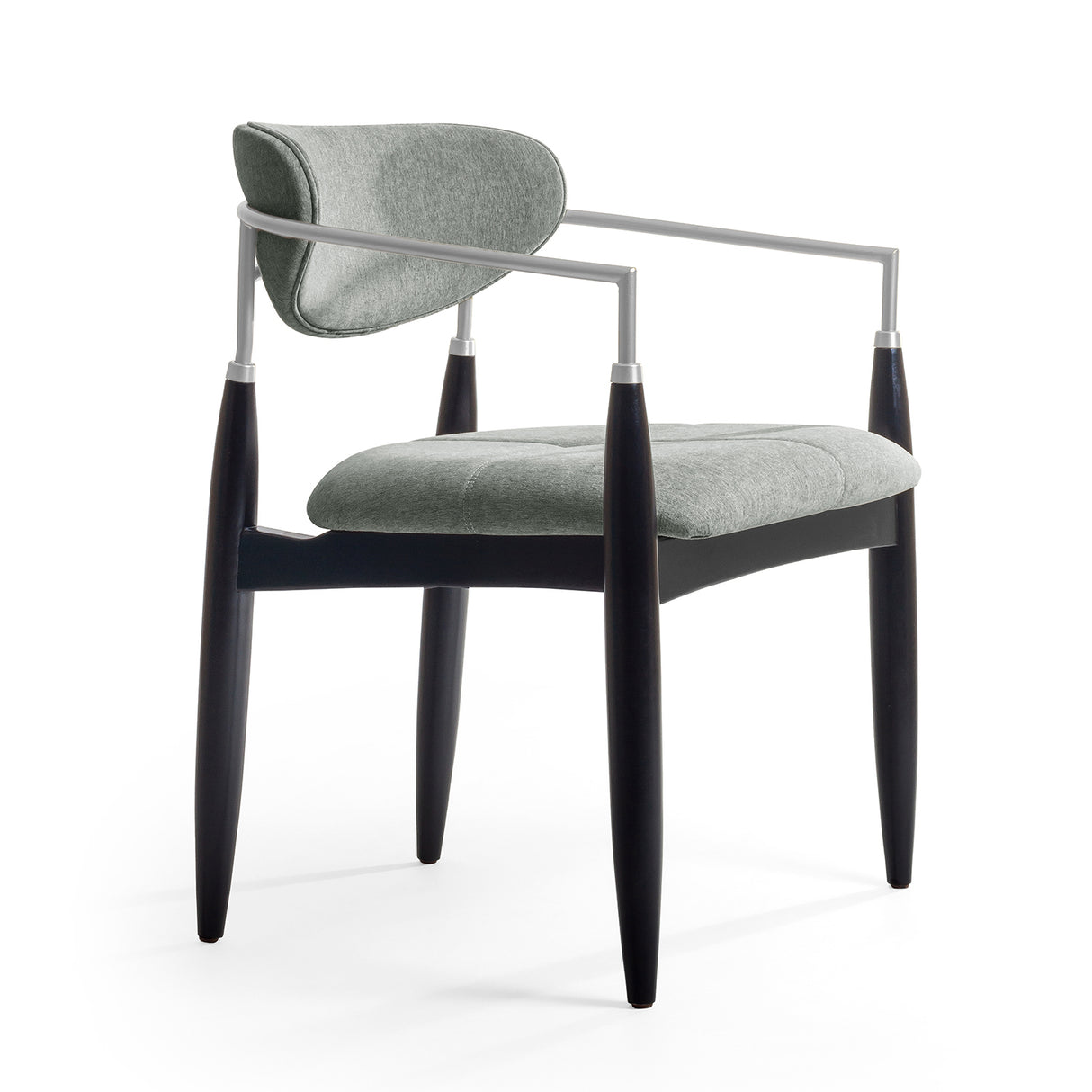 Silla acolchada de madera con brazo de acero color gris y negro.