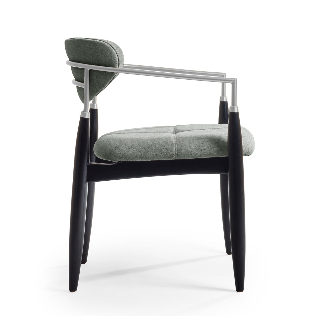 Silla acolchada de madera con brazo de acero color gris y negro.