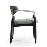Silla acolchada de madera con brazo de acero color gris y negro.
