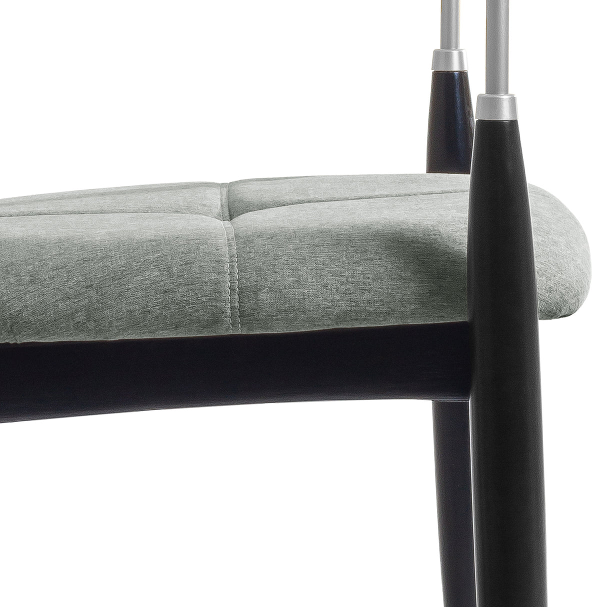 Silla acolchada de madera con brazo de acero color gris y negro.