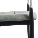 Silla acolchada de madera con brazo de acero color gris y negro.