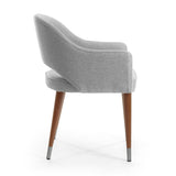 Silla acolchada con respaldo abierto color gris.