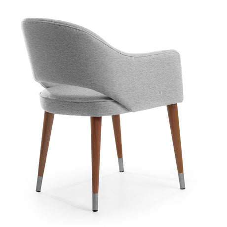 Silla acolchada con respaldo abierto color gris.