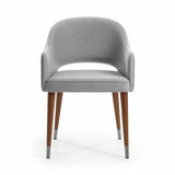Silla acolchada con respaldo abierto color gris.