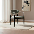 Silla acolchada de madera con brazo de acero color gris y negro.