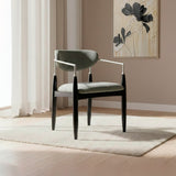 Silla acolchada de madera con brazo de acero color gris y negro.