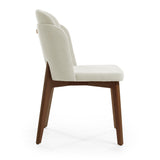 Silla acolchada con respaldo y patas de madera y detalle en ecocuero.