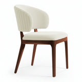 Silla con respaldo curvo acolchado.