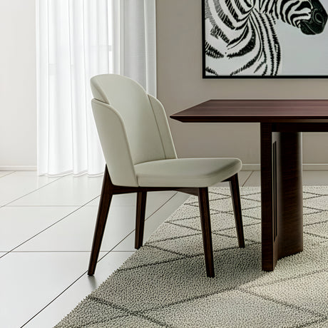 Silla acolchada con respaldo y patas de madera y detalle en ecocuero.