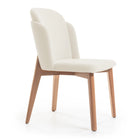 Silla acolchada con respaldo y patas de madera y detalle en ecocuero.
