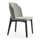 Silla acolchada con respaldo y patas de madera y detalle en ecocuero.