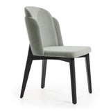 Silla acolchada con respaldo y patas de madera y detalle en ecocuero.