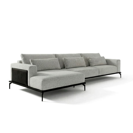 Sofá con chaise longue de tres cuerpos.