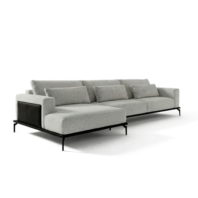 Sofá con chaise longue de tres cuerpos.