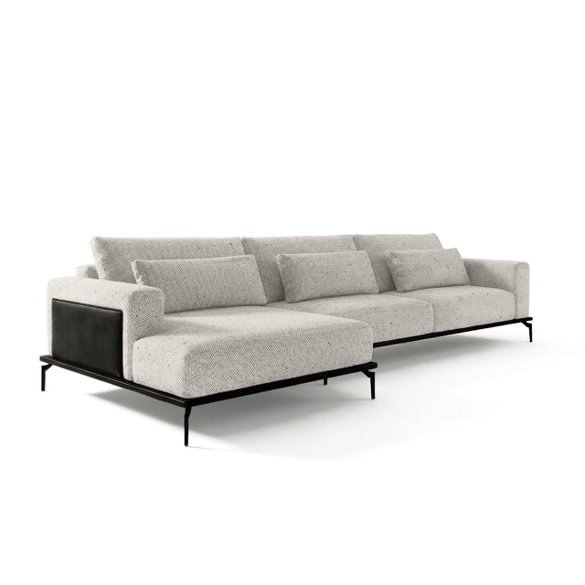 Sofá con chaise longue de tres cuerpos.