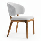 Silla con respaldo curvo acolchado.