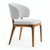 Silla con respaldo curvo acolchado.